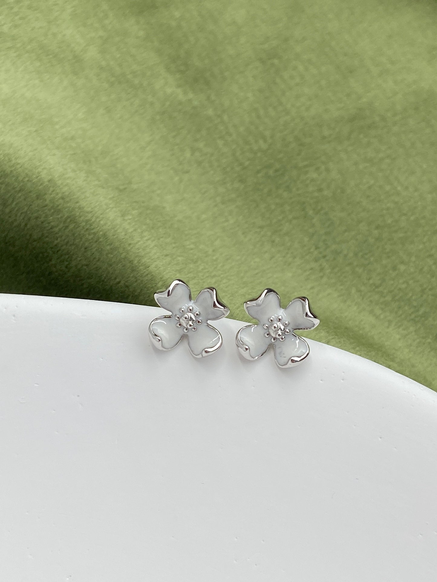 14K Gold Plated 925 Sterling Silver Lovely Cute White Four Leaf Clover Flower Stud Earrings