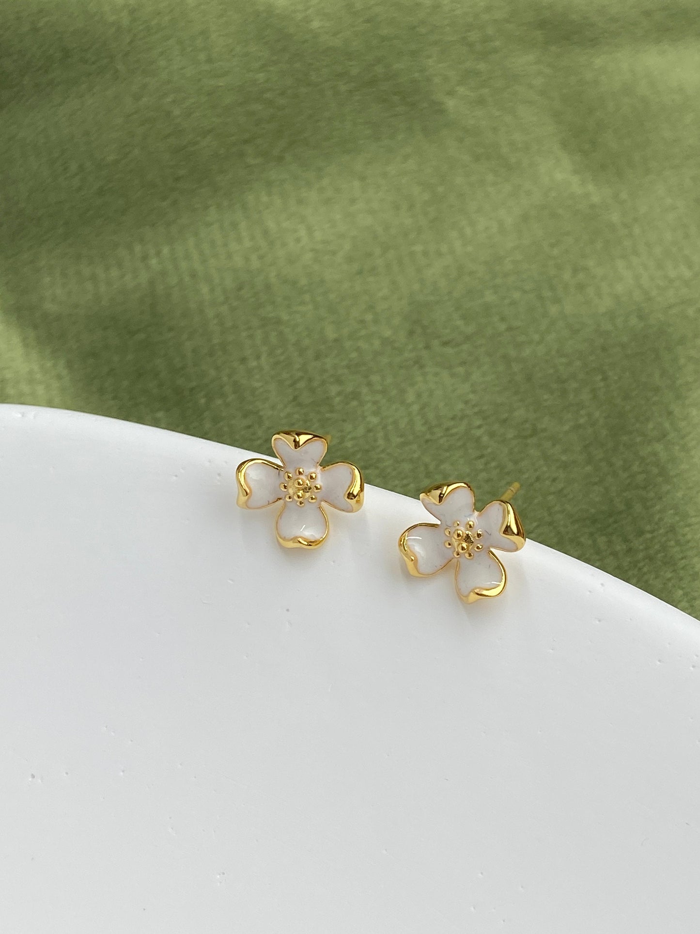 14K Gold Plated 925 Sterling Silver Lovely Cute White Four Leaf Clover Flower Stud Earrings