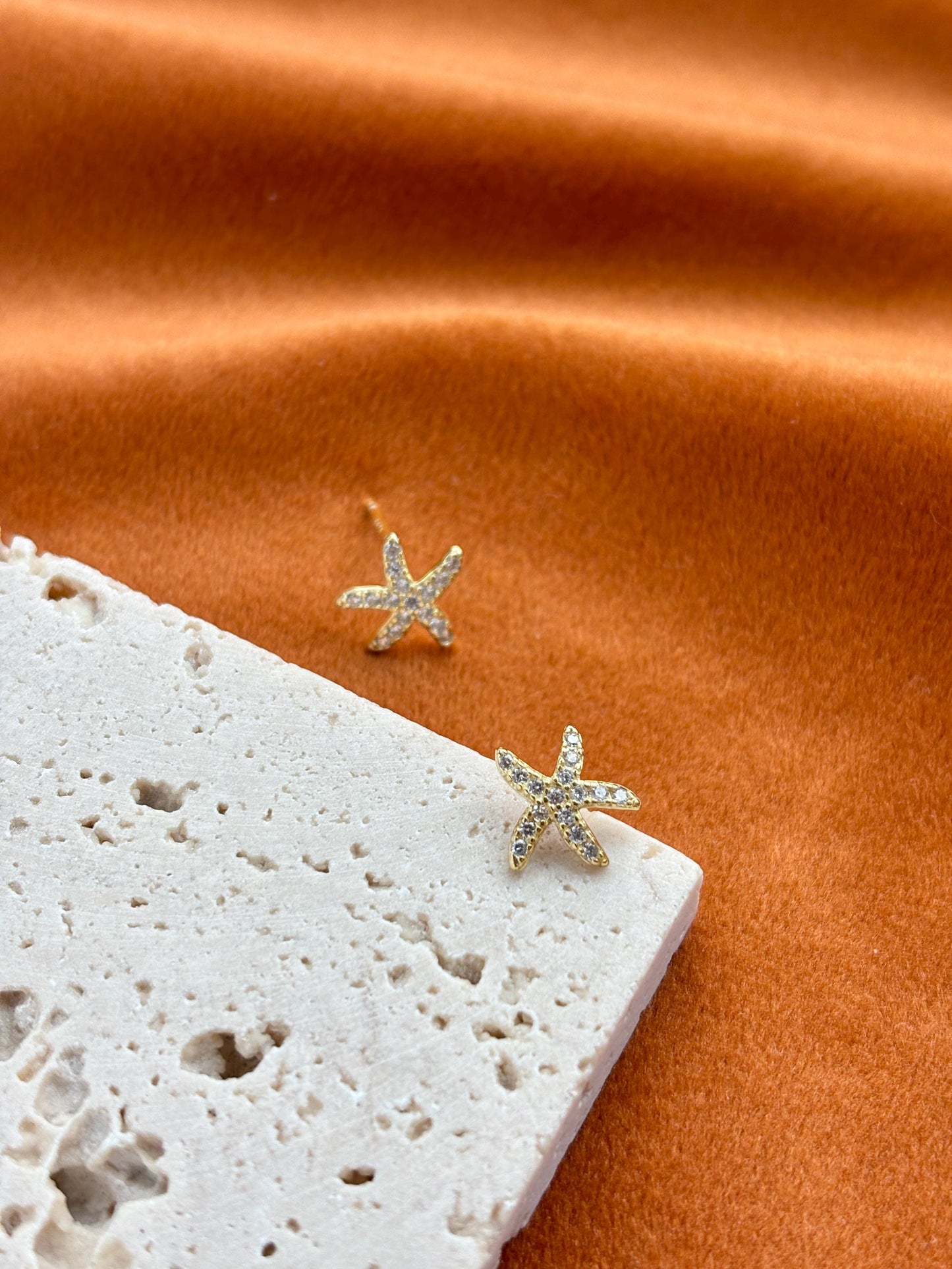 Dainty Gold Starfish Stud Earrings, Golden Shiny Star Studs, 14K Gold Plated 925 Sterling Silver Jewellery, Sparkling Celestial Jewelry