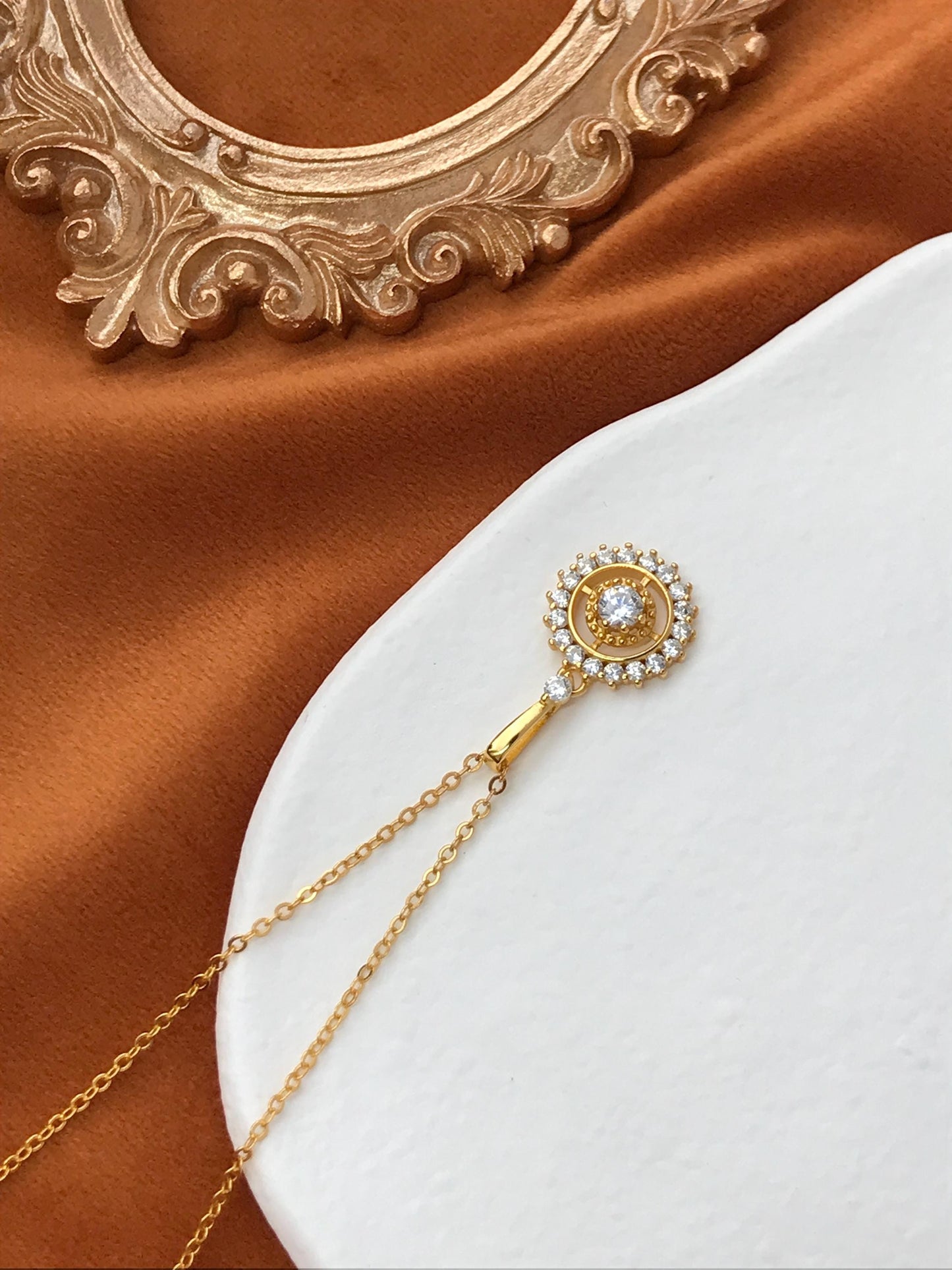 Round Halo Necklace, Gold Circle Pendant, Dainty Shiny Zircon Necklace, Golden Retro Compass Jewellery, Luxury Elegant Clavicle Necklace