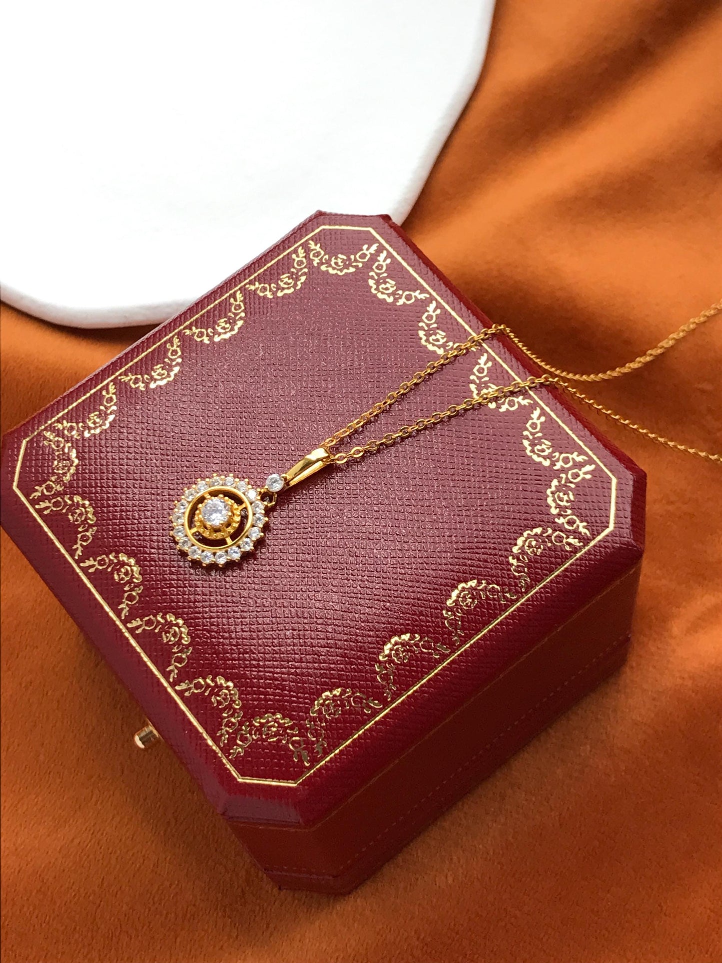 Round Halo Necklace, Gold Circle Pendant, Dainty Shiny Zircon Necklace, Golden Retro Compass Jewellery, Luxury Elegant Clavicle Necklace