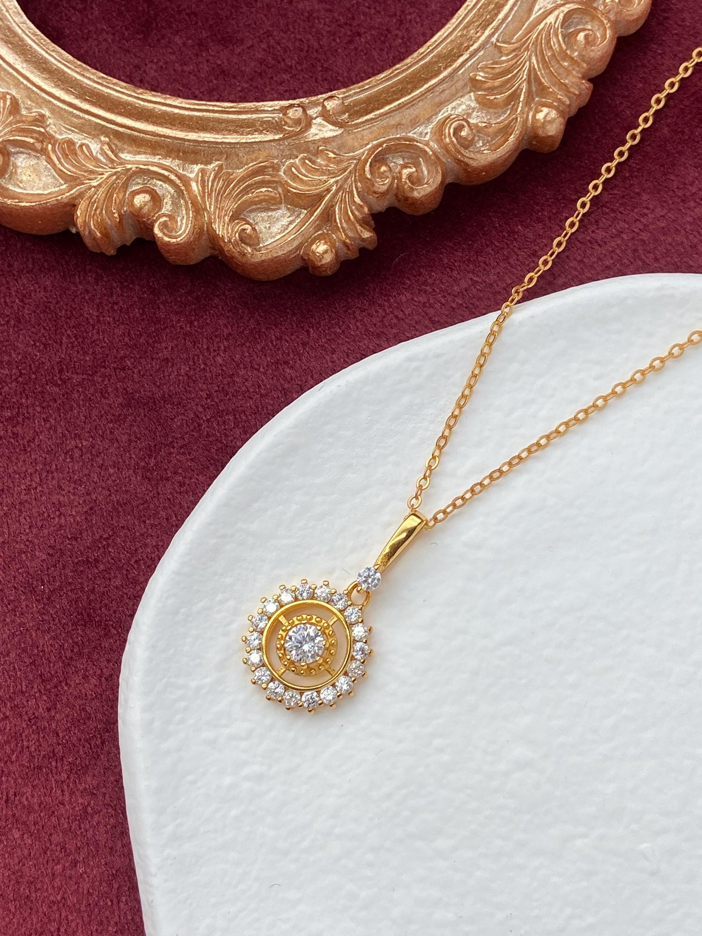 Round Halo Necklace, Gold Circle Pendant, Dainty Shiny Zircon Necklace, Golden Retro Compass Jewellery, Luxury Elegant Clavicle Necklace