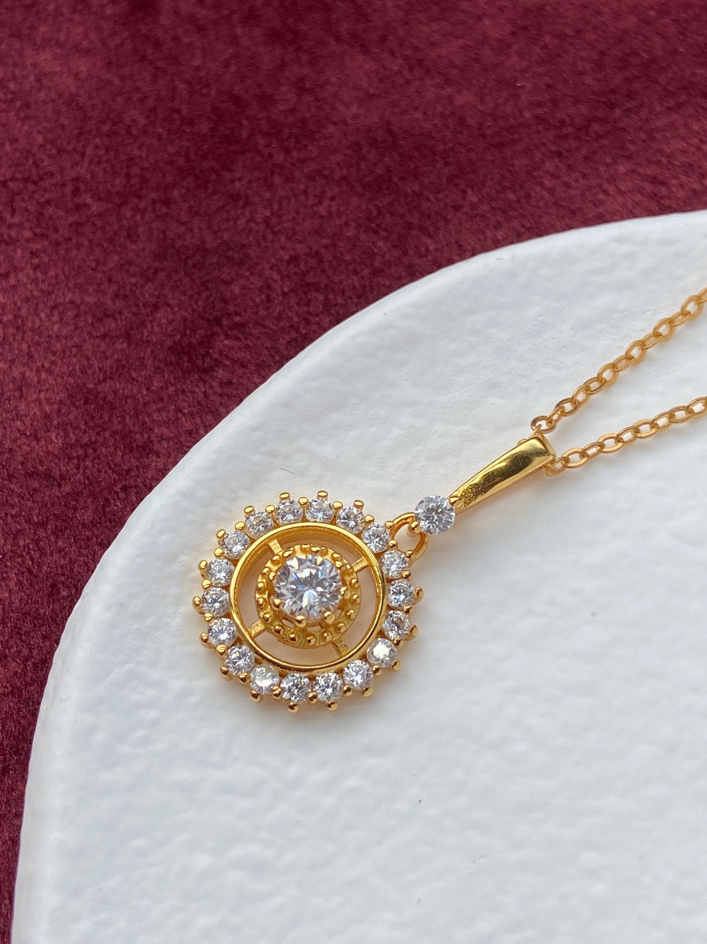 Round Halo Necklace, Gold Circle Pendant, Dainty Shiny Zircon Necklace, Golden Retro Compass Jewellery, Luxury Elegant Clavicle Necklace