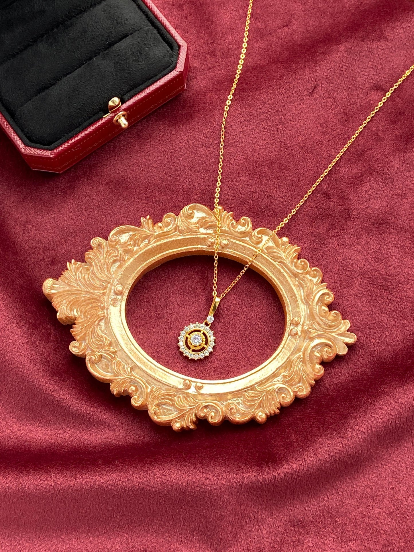 Round Halo Necklace, Gold Circle Pendant, Dainty Shiny Zircon Necklace, Golden Retro Compass Jewellery, Luxury Elegant Clavicle Necklace