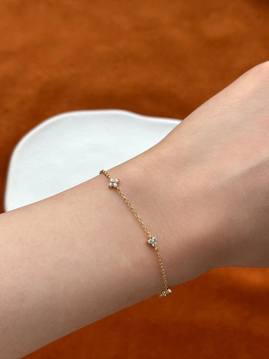 Dainty Clover Bracelet, Golden Four Leaf Floral Charm Bracelet, Shiny Elegant Five Petal Flower Jewelry, Gold Plated 925 Silver Jewellery