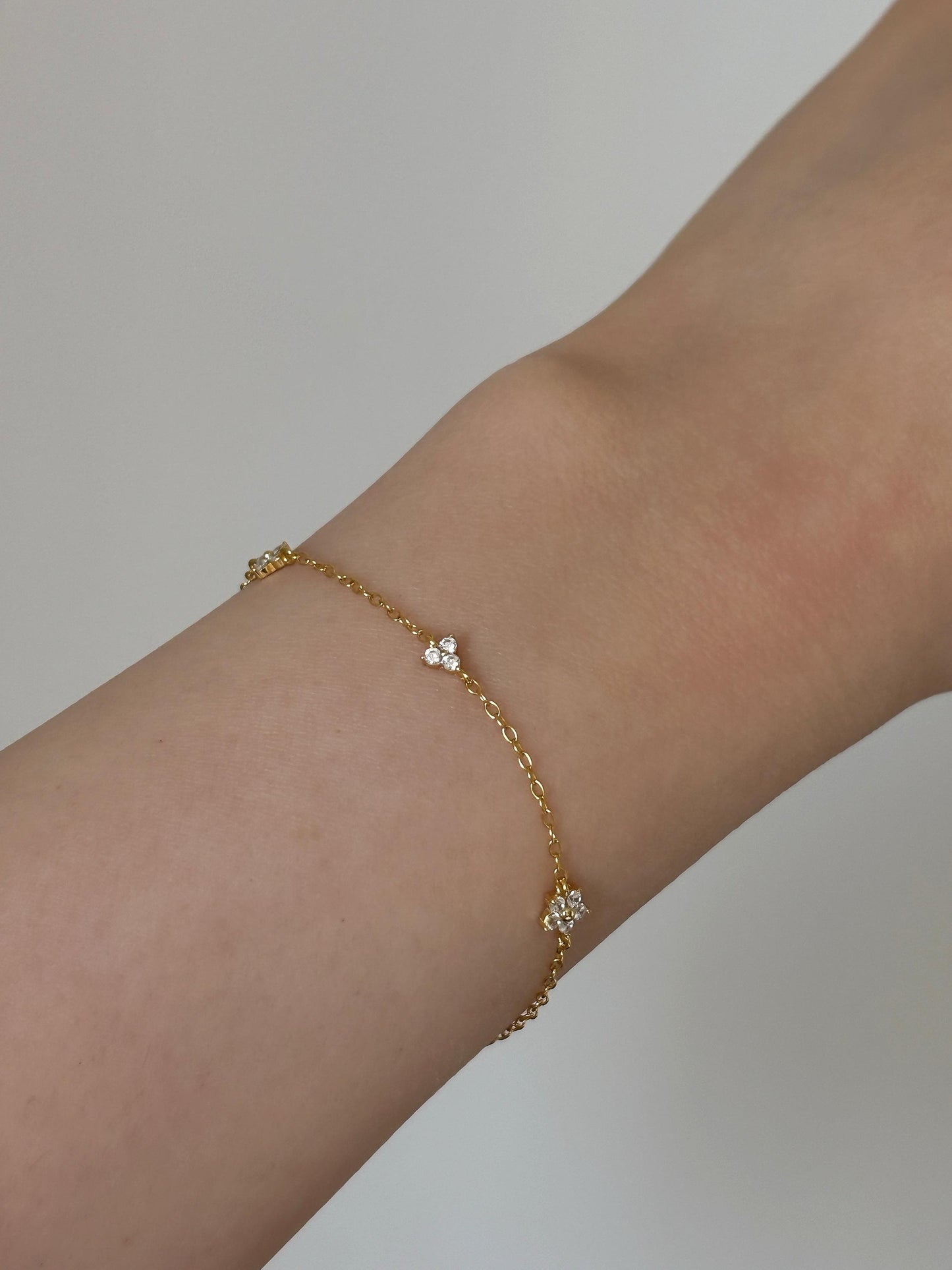 Dainty Clover Bracelet, Golden Four Leaf Floral Charm Bracelet, Shiny Elegant Five Petal Flower Jewelry, Gold Plated 925 Silver Jewellery
