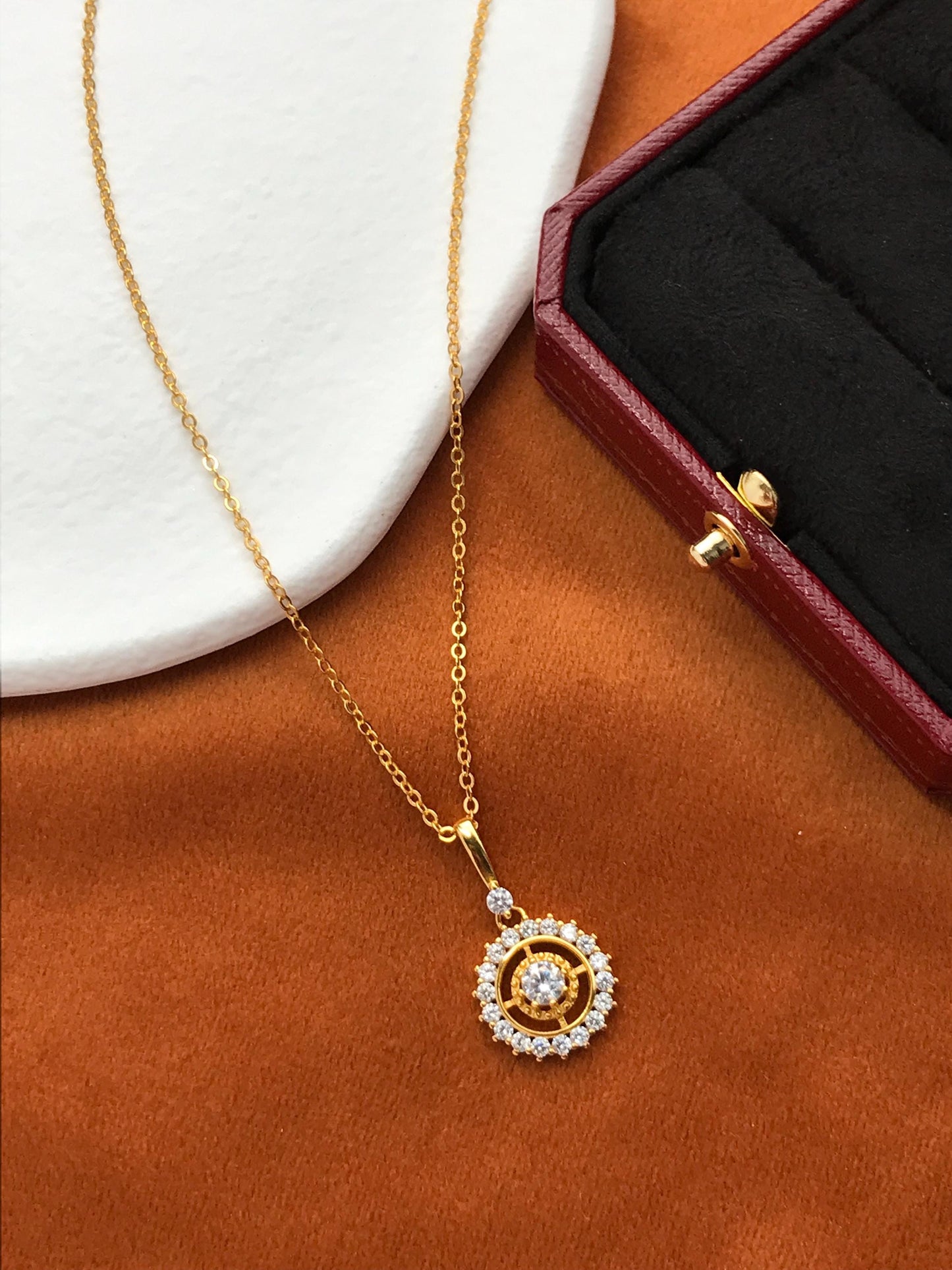 Round Halo Necklace, Gold Circle Pendant, Dainty Shiny Zircon Necklace, Golden Retro Compass Jewellery, Luxury Elegant Clavicle Necklace