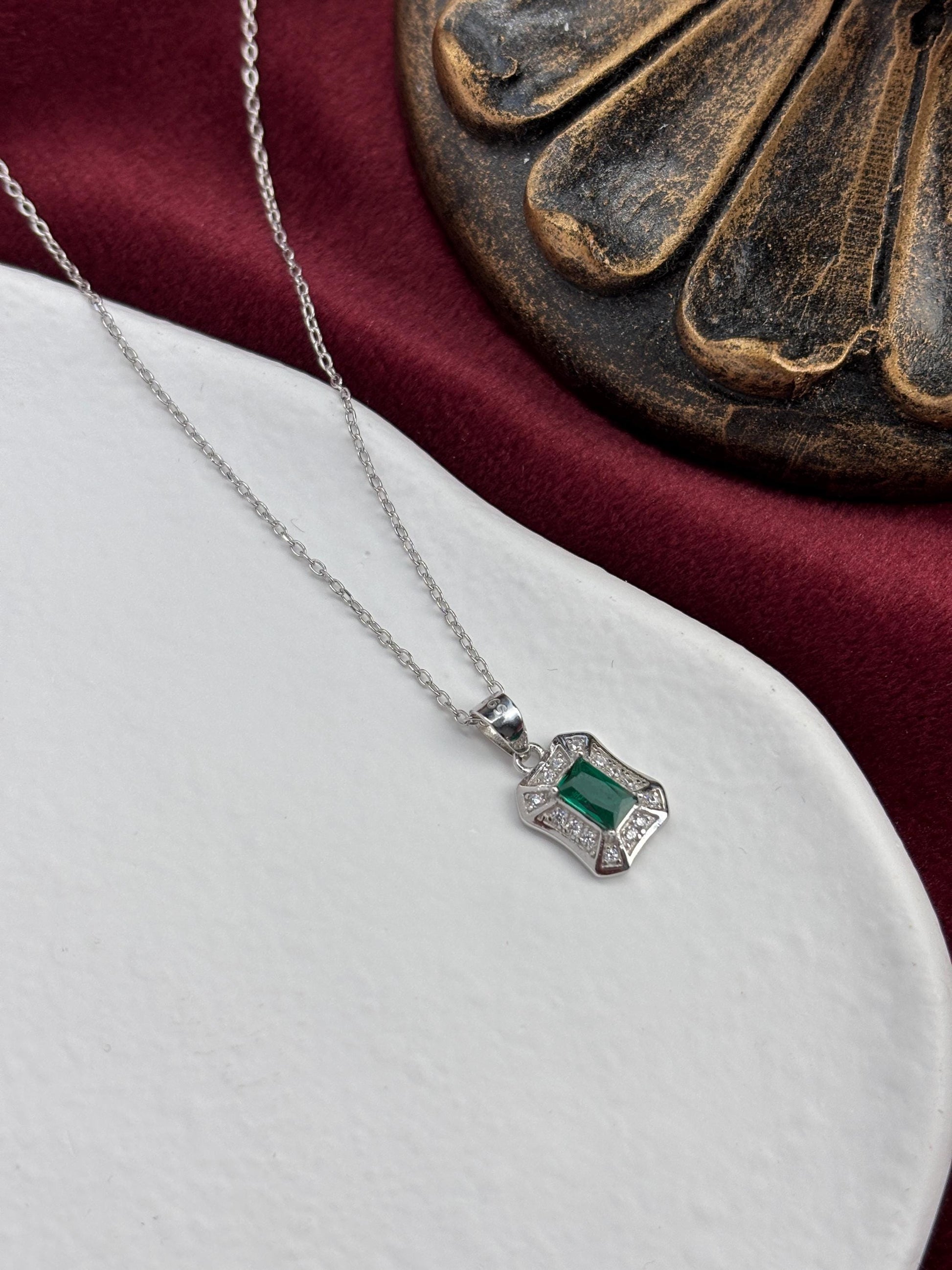 Dainty Green Emerald Pendant, Shiny Rectangle Green Stone Golden Chain Clavicle Necklace Jewellery, Elegant Retro Vintage Silver Jewelry