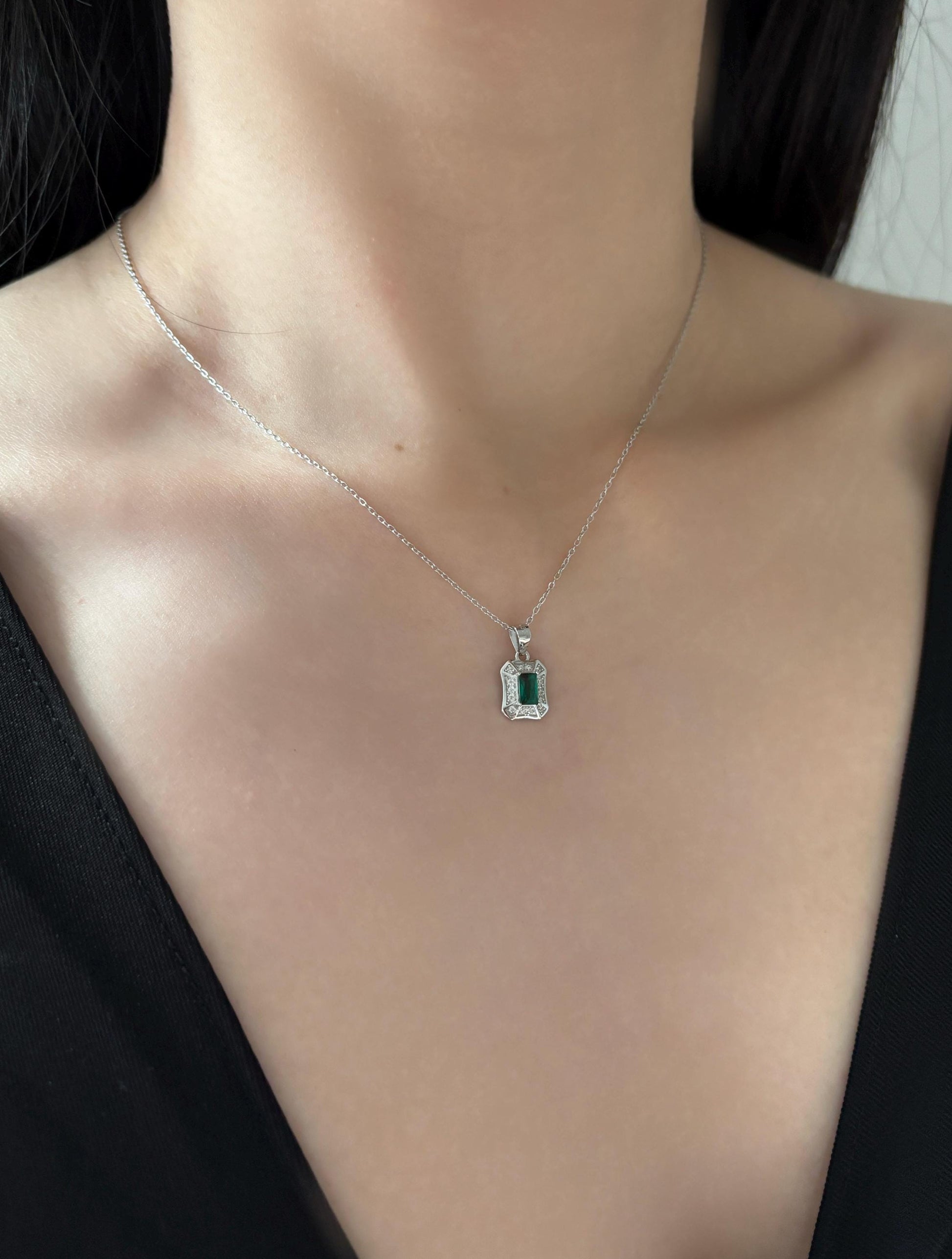 Dainty Green Emerald Pendant, Shiny Rectangle Green Stone Golden Chain Clavicle Necklace Jewellery, Elegant Retro Vintage Silver Jewelry