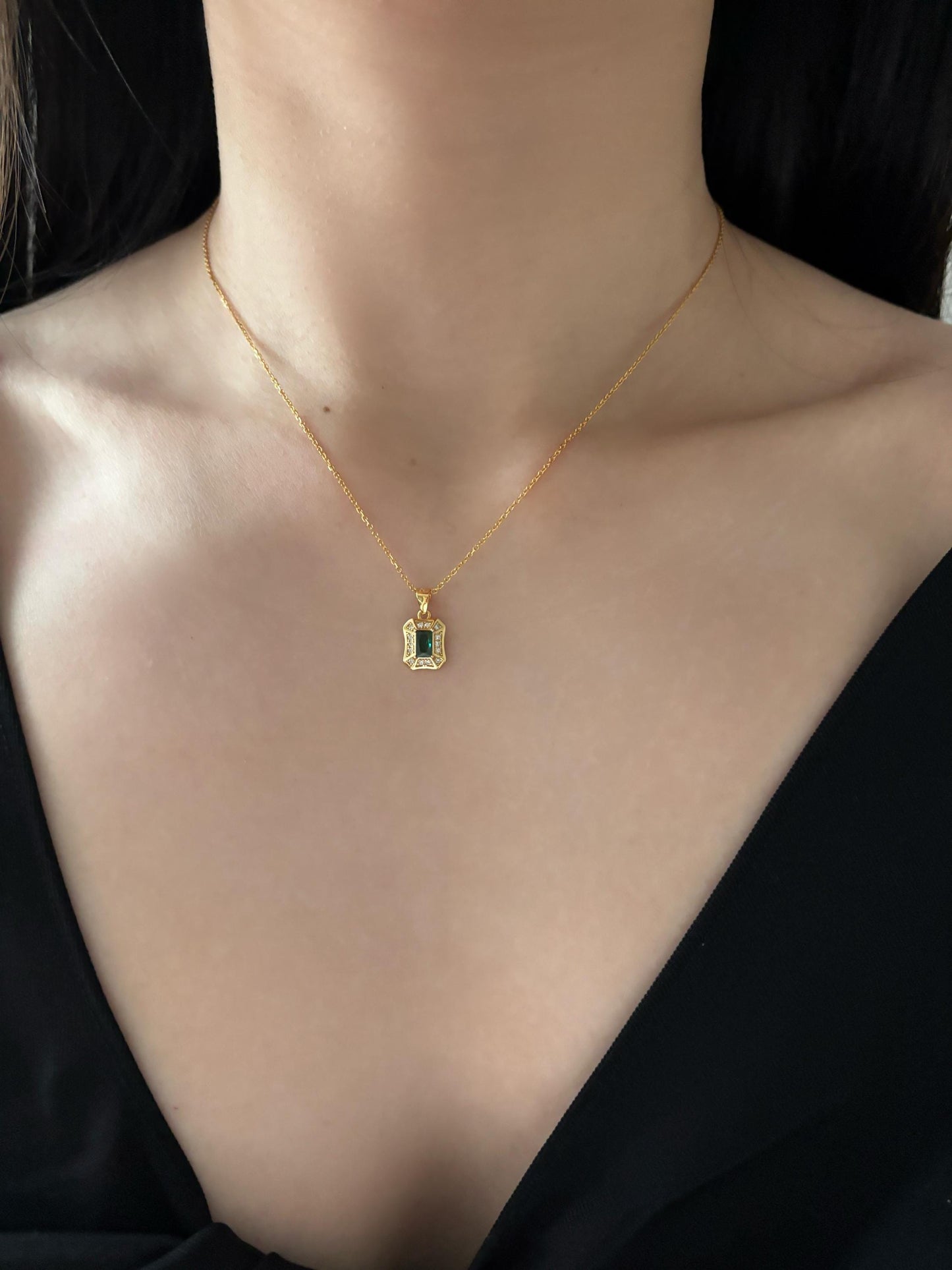 Dainty Green Emerald Pendant, Shiny Rectangle Green Stone Golden Chain Clavicle Necklace Jewellery, Elegant Retro Vintage Silver Jewelry