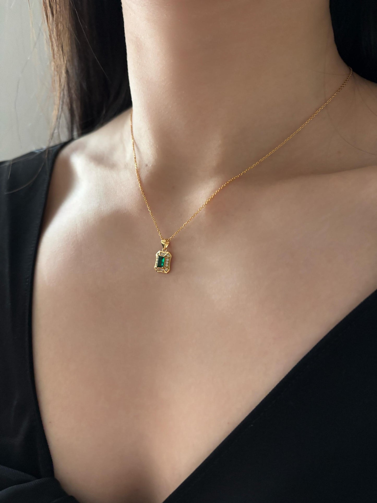 Dainty Green Emerald Pendant, Shiny Rectangle Green Stone Golden Chain Clavicle Necklace Jewellery, Elegant Retro Vintage Silver Jewelry