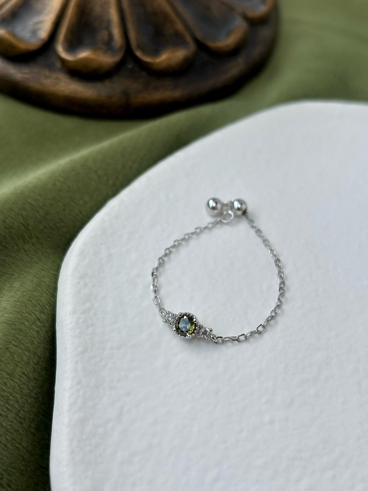 Elegant Green Stone Adjustable Rings, Dainty Round Emerald Ring, Vintage Sterling Silver Chain Ring Jewelry, Retro Golden Rings Jewellery