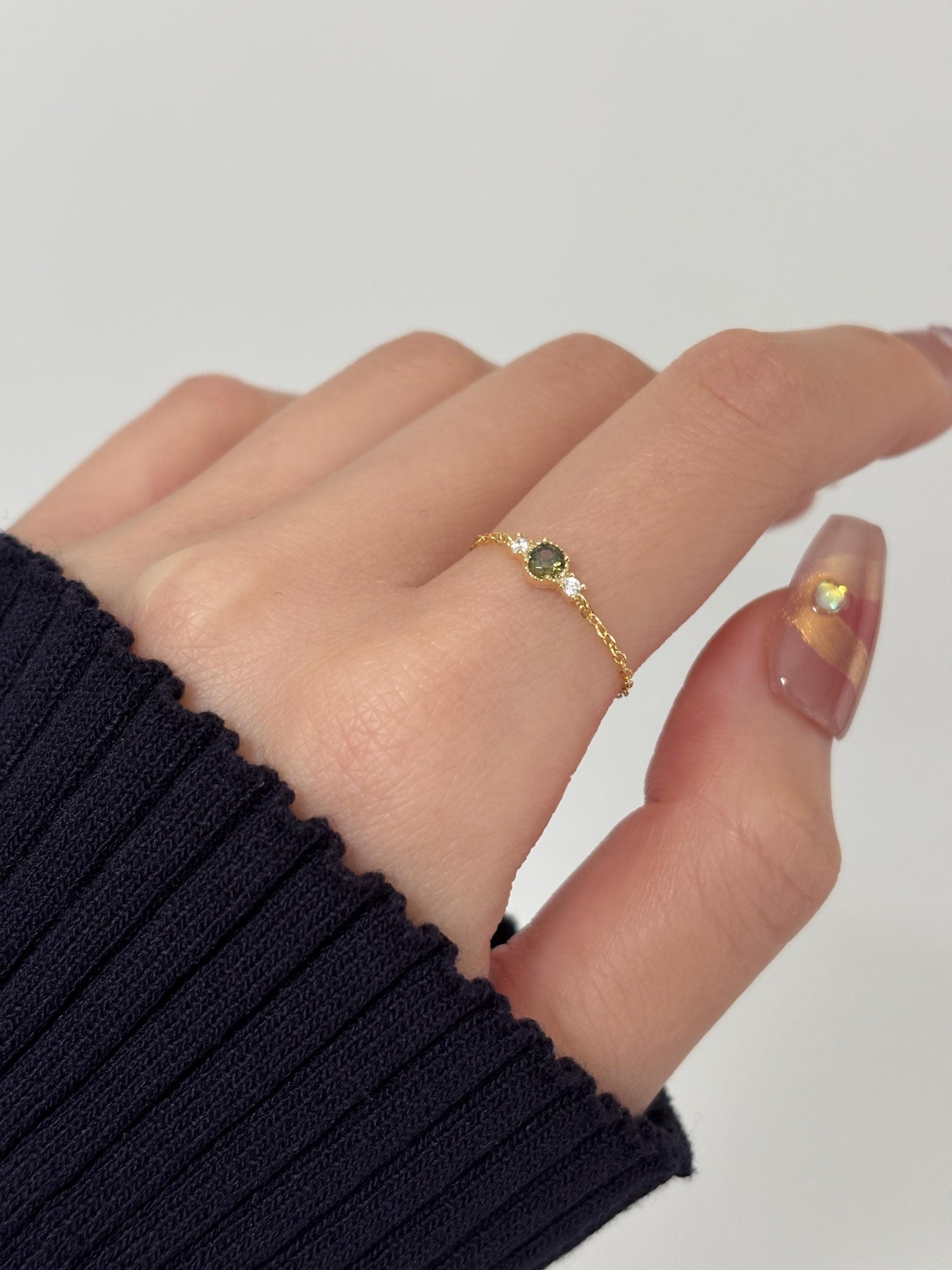 Elegant Green Stone Adjustable Rings, Dainty Round Emerald Ring, Vintage Sterling Silver Chain Ring Jewelry, Retro Golden Rings Jewellery