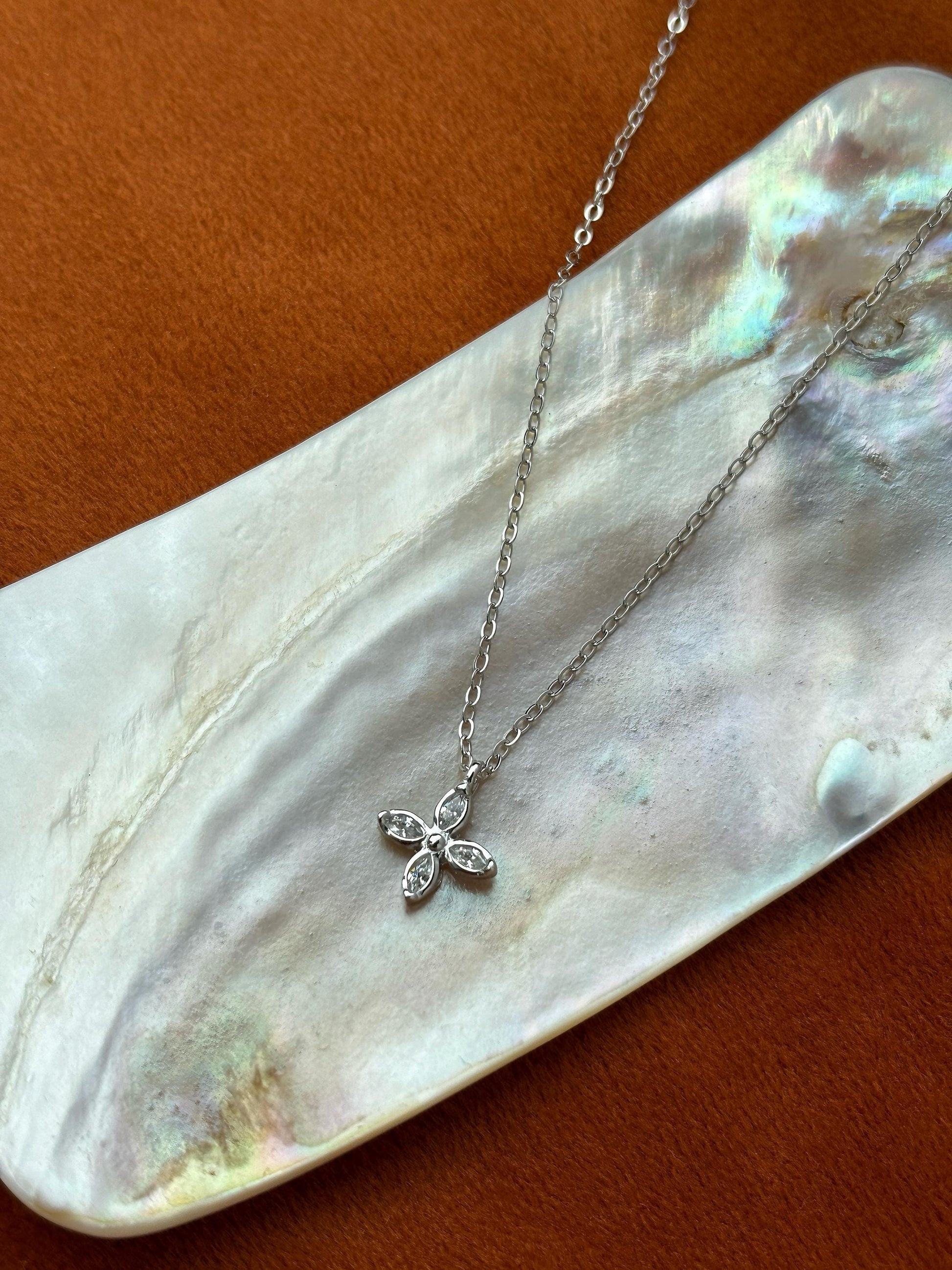 Dainty Clover Pendant Necklace, Cute Golden Four Leaf Flower Clavicle Necklace Jewellery, 925 Sterling Silver Daily Shiny Floral Jewelry