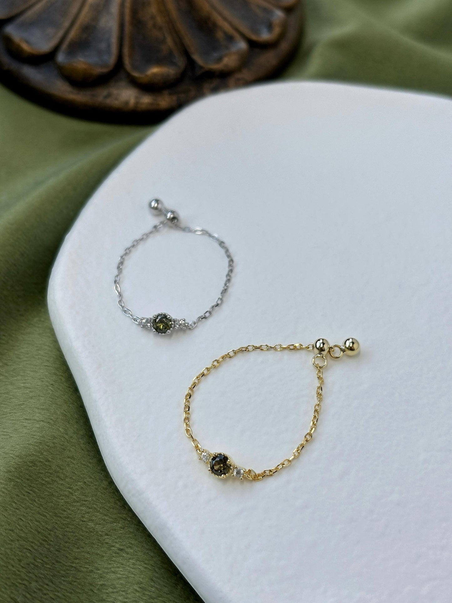 Elegant Green Stone Adjustable Rings, Dainty Round Emerald Ring, Vintage Sterling Silver Chain Ring Jewelry, Retro Golden Rings Jewellery