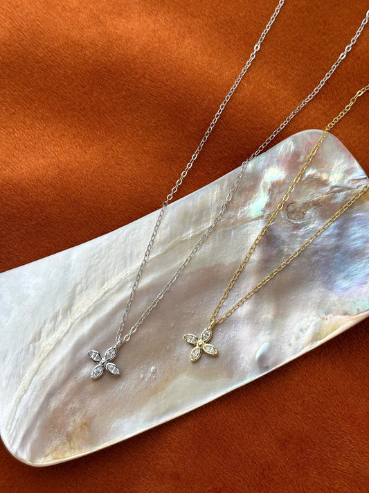 Dainty Clover Pendant Necklace, Cute Golden Four Leaf Flower Clavicle Necklace Jewellery, 925 Sterling Silver Daily Shiny Floral Jewelry