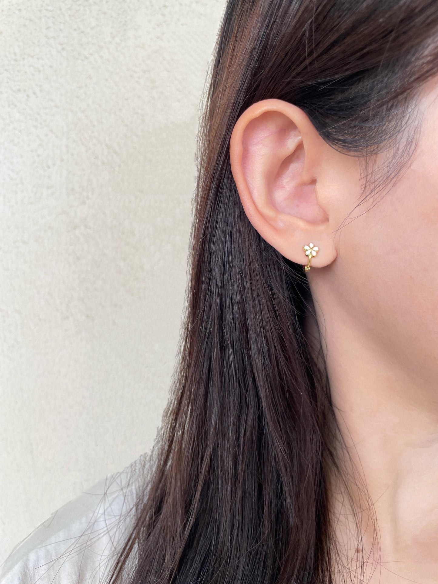 Cute White Flower Hoops, Dainty Floral Huggie Earrings, Lovely Five-Petaled Flowers Earrings Jewelry, Gold Plated Sterling Silver Jewellery