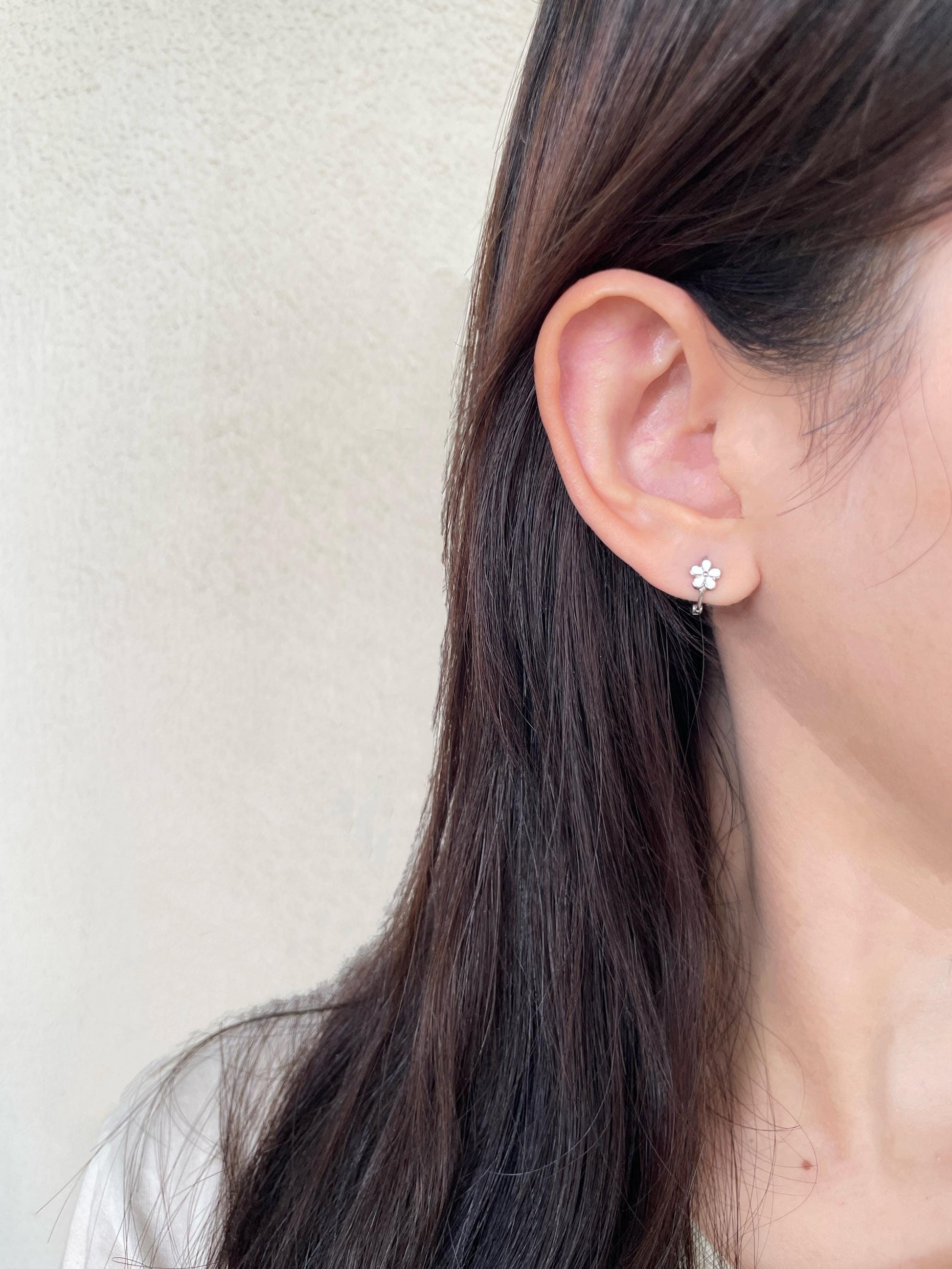 Cute White Flower Hoops, Dainty Floral Huggie Earrings, Lovely Five-Petaled Flowers Earrings Jewelry, Gold Plated Sterling Silver Jewellery